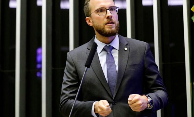 A justificativa de Poit é que a meia-entrada representa uma ENTITY_quot_ENTITYfalsa aparência de proteção ao consumidorENTITY_quot_ENTITY