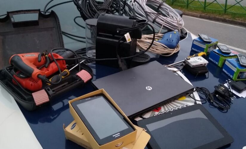 Na abordagem foram encontrados três celulares, dois tablets, um notebook e uma cafeteira; todos equipamentos eram da prefeitura