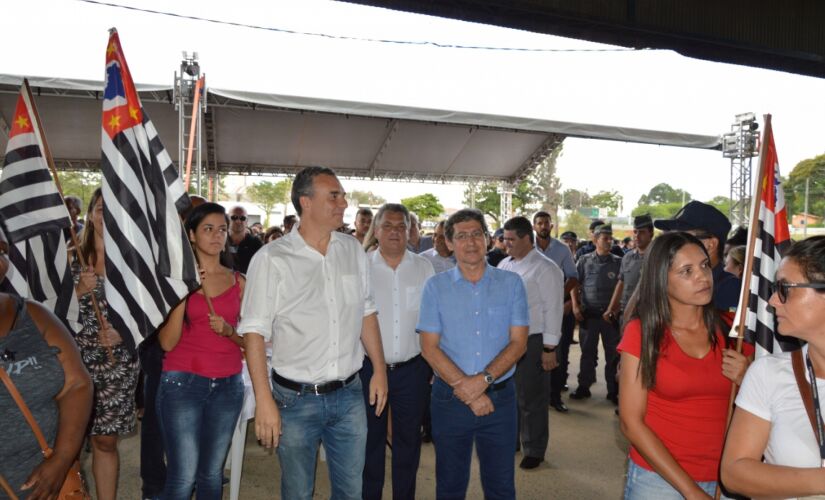 Prefeito Dr. Cássio Habice Prado e do secretário de Habitação do governo do Estado, Flávio Amary participaram do sorteio 
