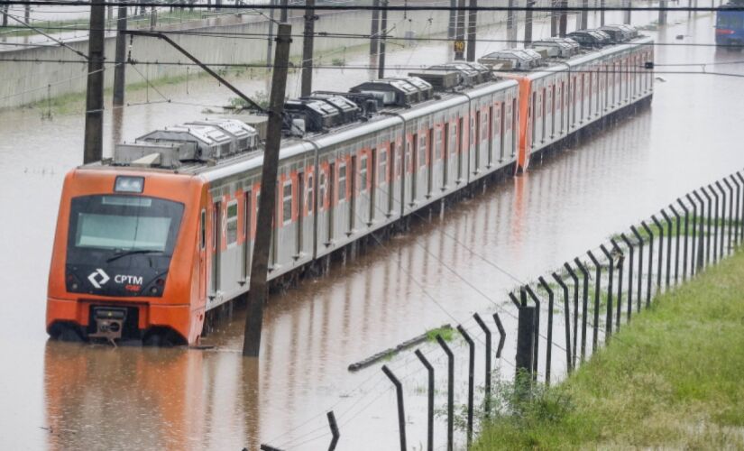 Trem da linha 9-Esmeralda em meio à enchente em São Paulo (arquivo)