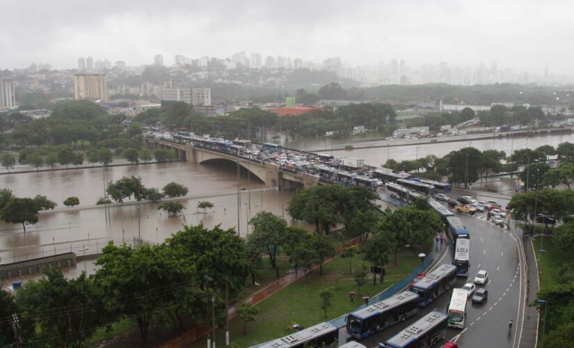 Chuvas provocaram o transbordamento do Rio Tietê em diversos pontos, como na altura da Ponte da Casa Verde