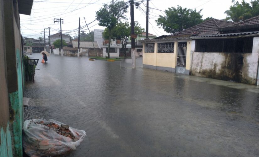 Ruas da Zona Noroeste de Santos sofreram com alagamentos desde domingo (9)