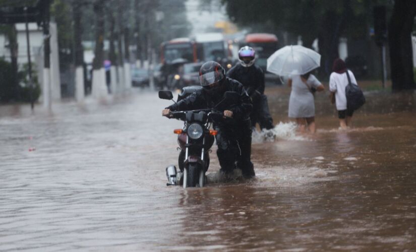 A Secretaria de Infraestrutura e Meio Ambiente afirma que, apenas nesta madrugada, choveu 66% do total esperado para fevereiro