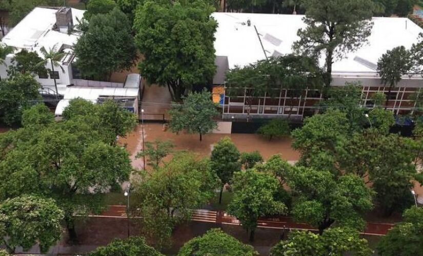 Em Alto de Pinheiros, o Colégio Santa Cruz ficou completamente isolado pelo temporal