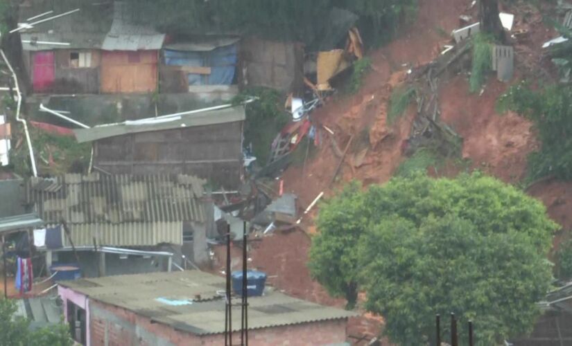 Segundo guardas metropolitanos, um garoto de sete anos foi soterrado no Morro do Socó e resgatado com vida