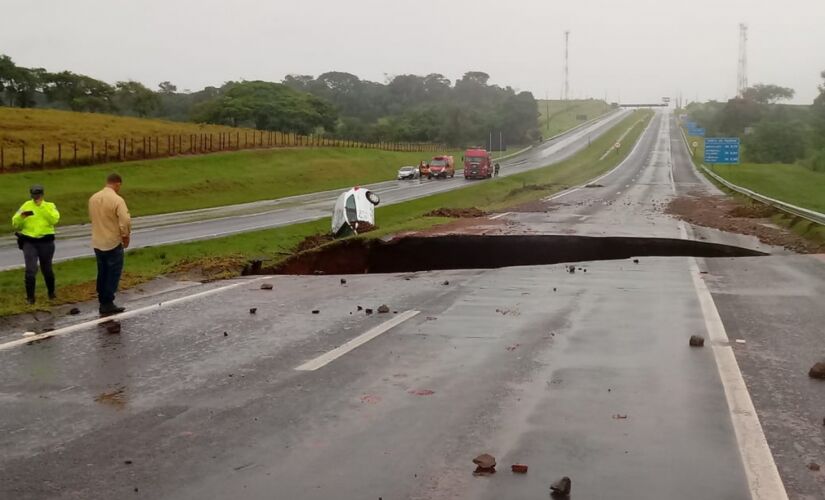 Em Botucatu, temporal abriu uma cratera na rodovia Marechal Rondon; um carro e um caminhão caíram no buraco