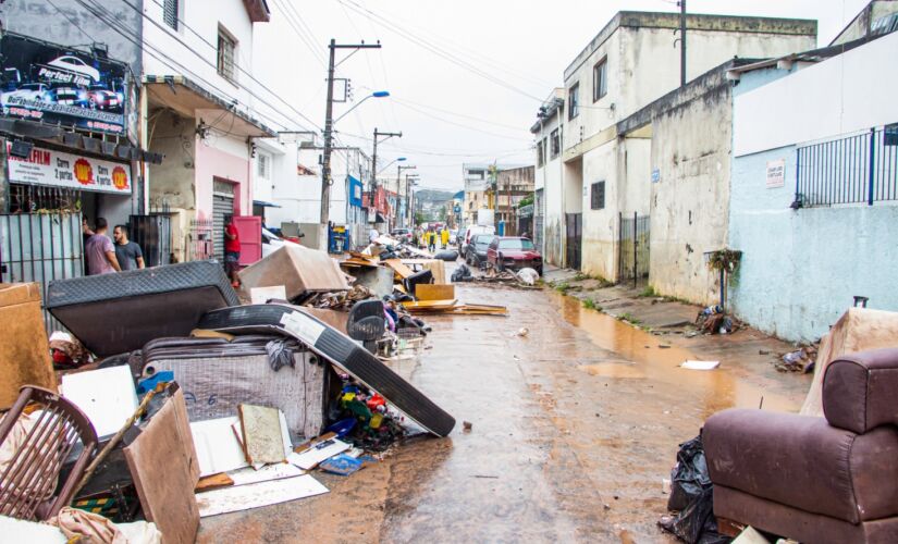 Moradores da Rua Santa Luzia, região central de Taboão da Serra, na Grande SP, contabilizavam prejuízos na tarde de ontem