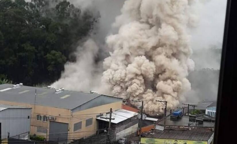 O incêndio interditou todas as pistas da rodovia Castello Branco