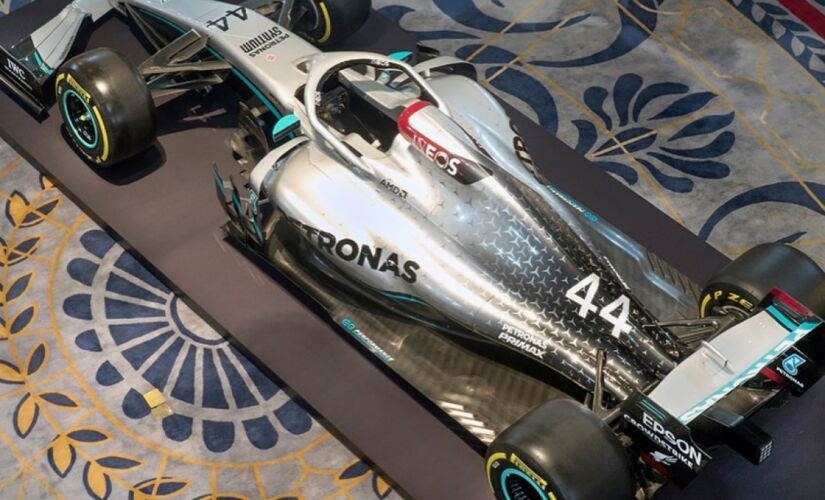 A presença do bordô no carro da Mercedes se deve ao acordo fechado com a Ineos, empresa de produtos químicos