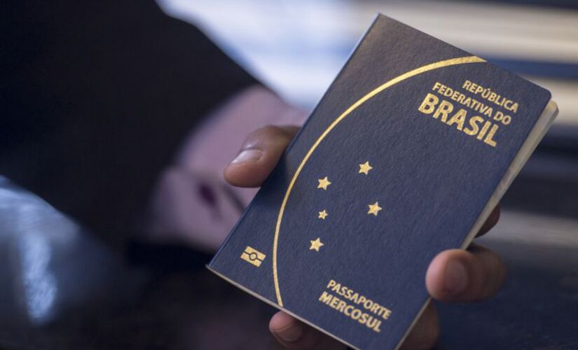 O atendimento ao público para a retirada de passaportes foi suspenso nesta segunda-feira (10)