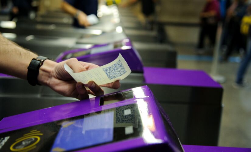 O serviço permite que os passageiros adquiram bilhetes em formato QR Code (um tipo de código de barras), no valor de R$ 4,40