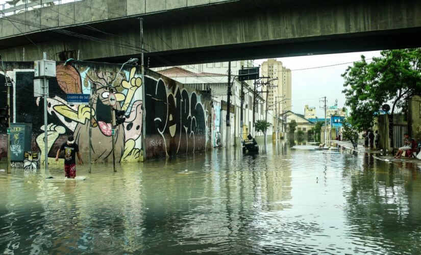 A capital paulista sofreu novamente com enchentes após um temporal atingir a cidade na segunda (10)
