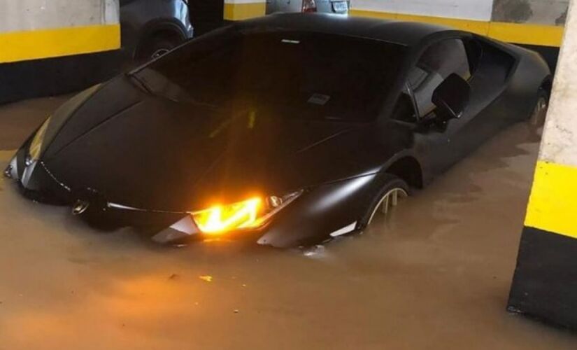A Lamborghini Huracán, avaliada em R$ 3 milhões, ficou embaixo d'água na segunda (10)