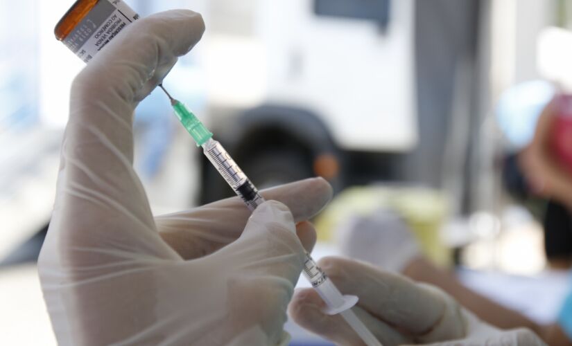 Até agora, 78% do público-alvo do Chile tomaram pelo 
menos uma dose, e 61% estão completamente vacinados