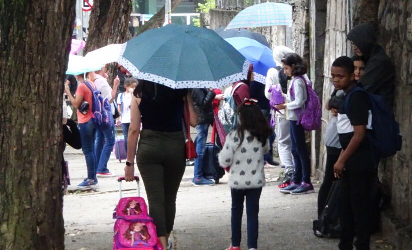 Movimenta&ccedil;&atilde;o pr&oacute;ximo &agrave; escola em S&atilde;o Paulo