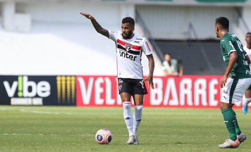 Segundo informações da assessoria do jogador, o lateral está bem e não vai se manifestar sobre o caso