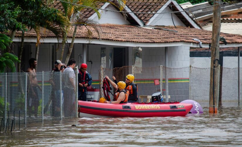 Em Araçariguama, bombeiros tiveram que resgatar pessoas que ficaram ilhadas no bairro Santa Ella