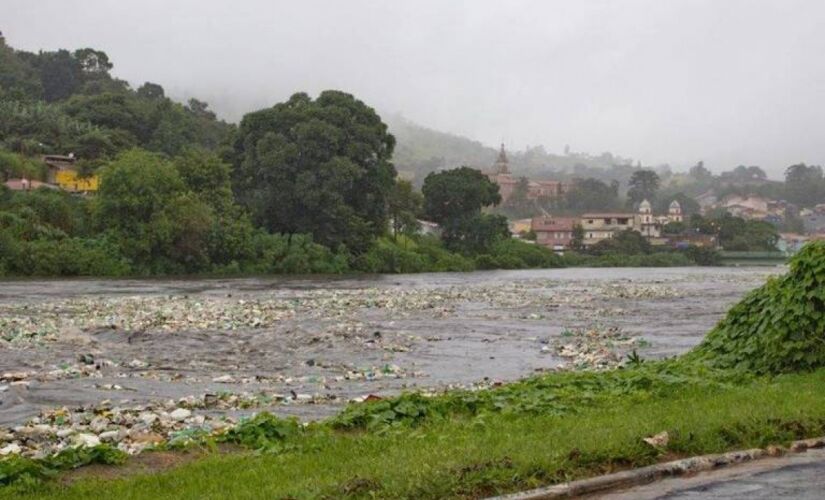 Segundo o porta-voz da Defesa Civil de Pirapora do Bom Jesus, cerca de 120 pessoas estão desabrigadas após vazão do rio