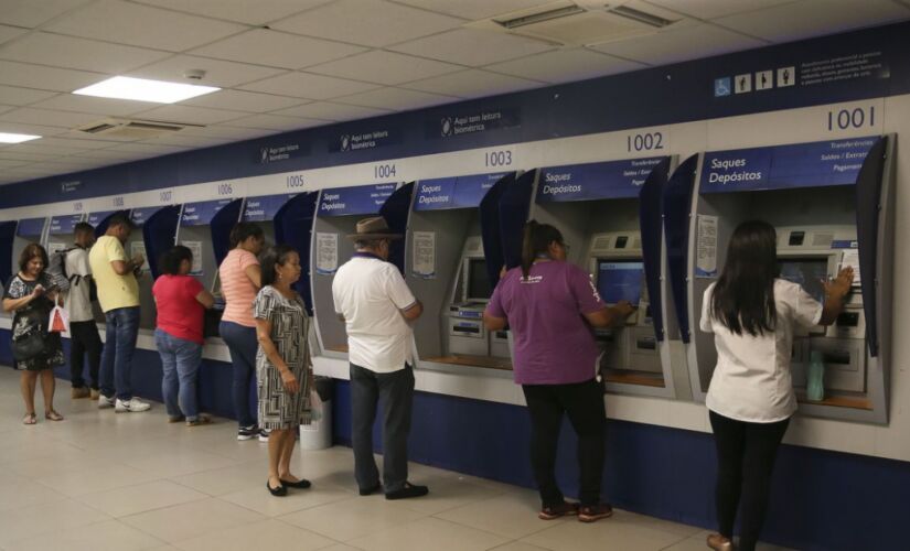 Trabalhadores v&atilde;o a ag&ecirc;ncia da Caixa para sacar o FGTS