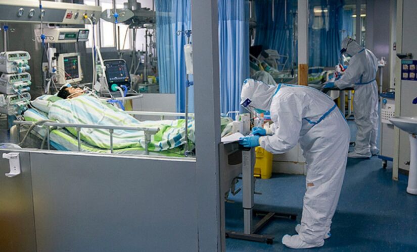 O volume de casos confirmados em laboratório tende a ser menor que o de confirmados clinicamente