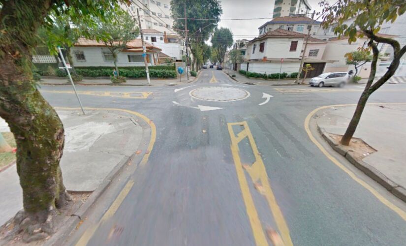 Um homem que tinha sacado R$ 4 mil foi rendido na rua Liberdade, próximo a esta rotatória e lutou com um dos ladrões