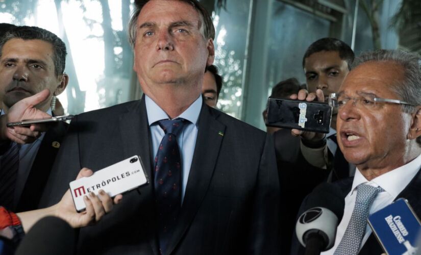 O presidente Jair Bolsonaro  e o ministro da economia, Paulo Guedes falam à imprensa