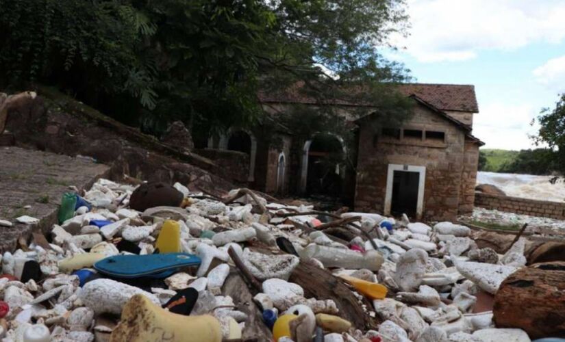 O material coletado está sendo desinfetado e encaminhado para o aterro sanitário da cidade
