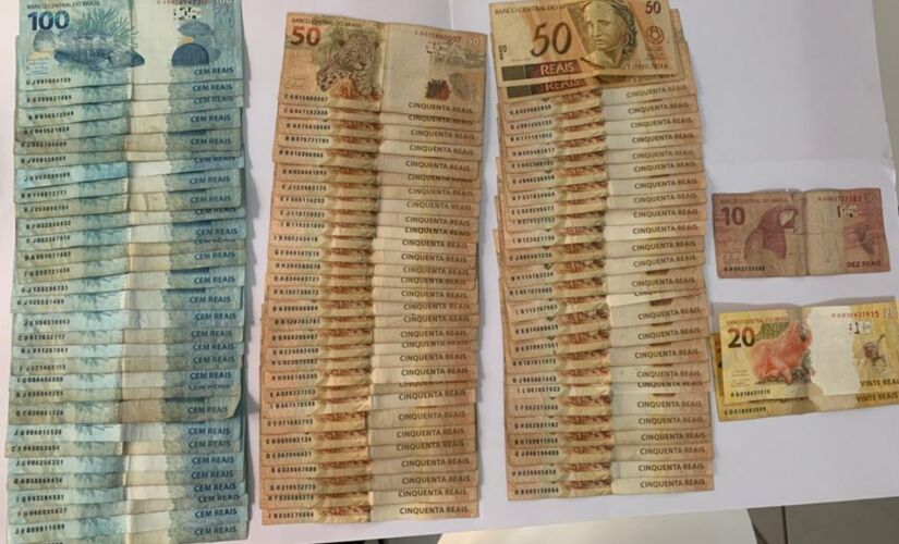 As equipes da polícia e do Gaeco apreenderam dinheiro, balança, embalagens para drogas 
e anotações do tráfico ligadas a uma facção criminosa; o caso ainda é investigado 