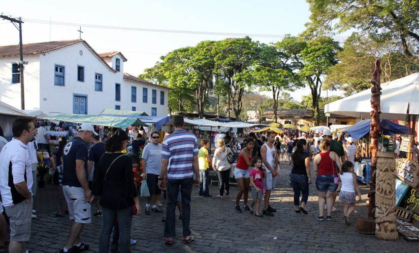 Feiras de arte e artesanato realizadas no Centro Histórico de Embu atraem turistas de todo o País