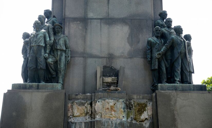 Uma das estátuas que compõe o monumento em homenagem ao Marechal Deodoro da Fonseca, no centro do Rio, foi furtada 
