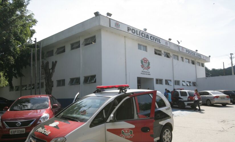 A ocorrência foi registrada no 1º DP de Embu das Artes e segue em investigação; ninguém foi preso