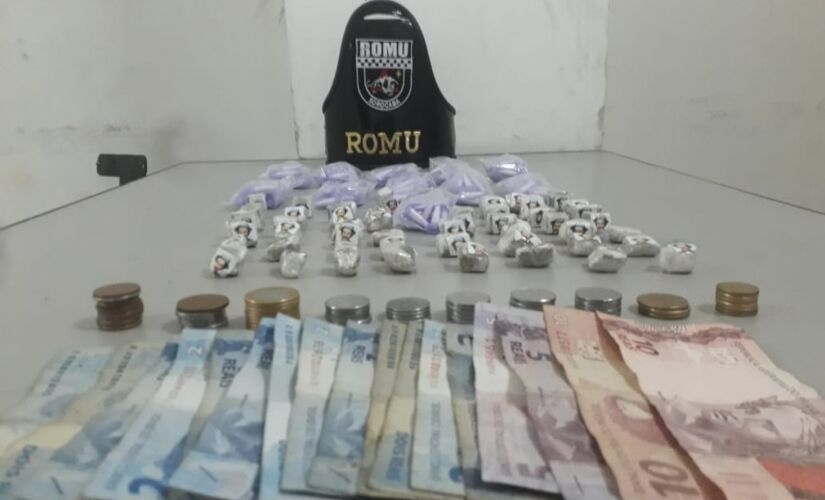 A Guarda Civil Municipal encontrou com o suspeito 308 microtubos de cocaína, 53 porções de maconha e R$ 79,25 em espécie