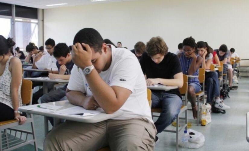 O Prouni é o programa do governo federal que oferece bolsas de estudo, integrais e parciais (50%), em instituições particulares de educação superior