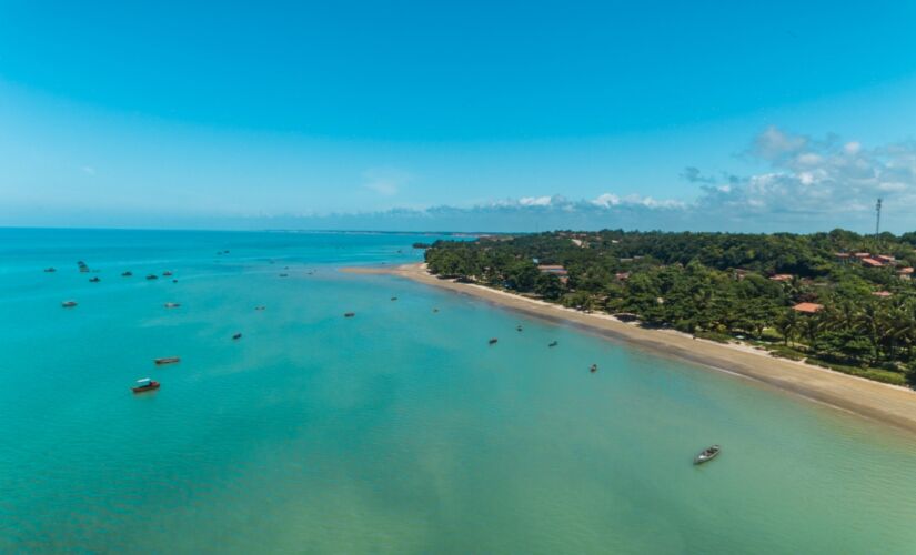 CUMURUXATIBA. O distrito de Prado tem praias rústicas, com amendoeiras no lugar dos coqueiros à beira-mar e muito sossego. Para se hospedar, há hotéis mais elaborados e pousadas mais rústicas 
