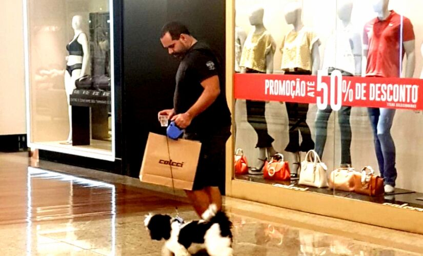 Se estiver em um shopping, antes de entrar em uma loja pergunte se o pet &eacute; bem-vindo, em caso negativo, n&atilde;o insista