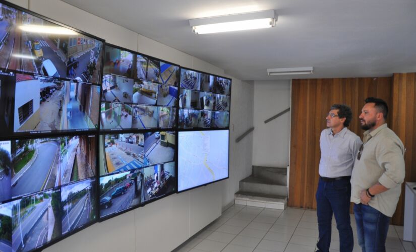 Dr. Cássio, que participou da solenidade de inauguração,  vistoria a nova Central de Segurança Integrada
