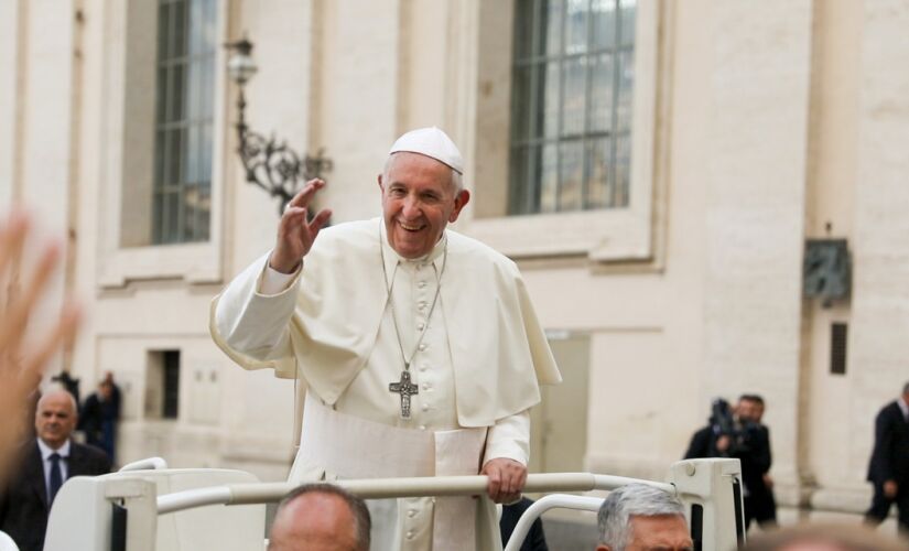 O papa Francisco completou o tratamento p&oacute;s-cir&uacute;rgico mas permanecer&aacute; no hospital por mais alguns dias 