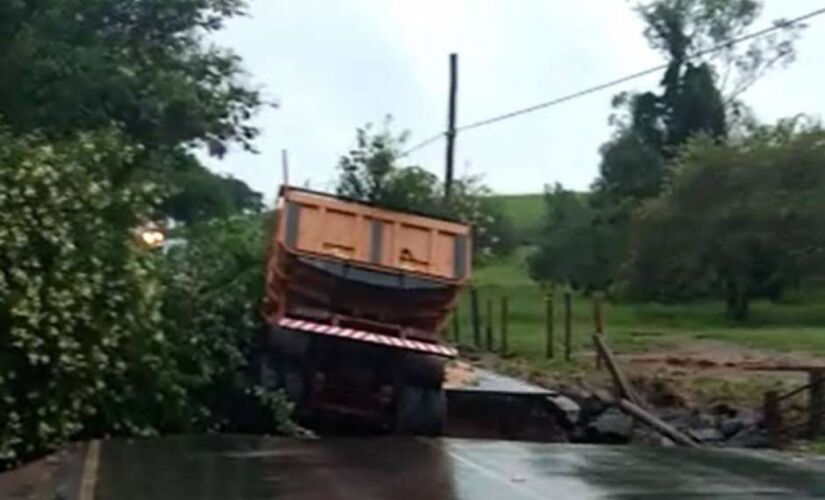 Na quinta (27), um motorista morreu após cair em uma vala aberta pelas chuvas na rodovia vicinal Almino Afonso, em Mogi Guaçu