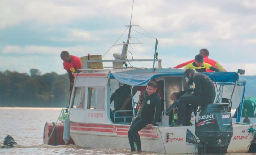 Duas embarcações também ajudam nas buscas após o naufrágio; uma do Corpo de Bombeiros do Amapá e outra da Marinha