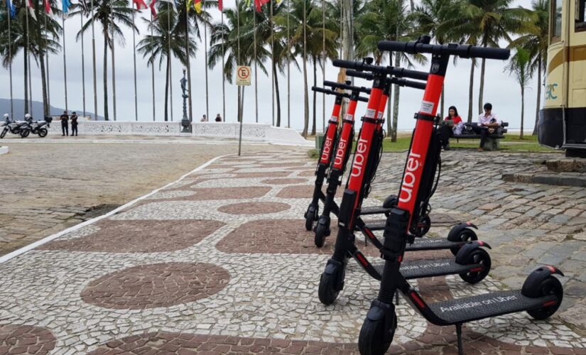 Em dezembro, os patinetes elétricos começaram a operar em Santos, e agora chegam à Capital