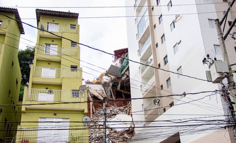 O prédio em Taboão foi atingido pelos escombros das casas que desabaram no começo de fevereiro; 70 famílias foram prejudicadas