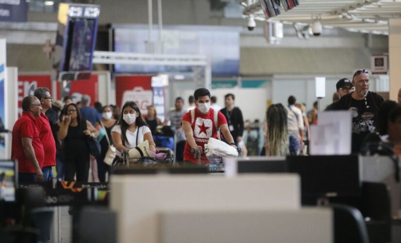Movimentação de passageiros em aeroporto; variante Delta 
do coronavírus já fez uma vítima no estado de São Paulo 