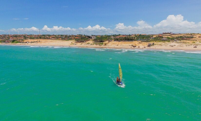 Canoa Quebrada.
É a praia mais famosa da cidade, e uma das mais conhecidas do Ceará. Uma provável origem do nome é de uma história do século 17, quando um capitão português que navegava pela região pediu ajuda aos ribeirinhos, porque seu barco tinha um f