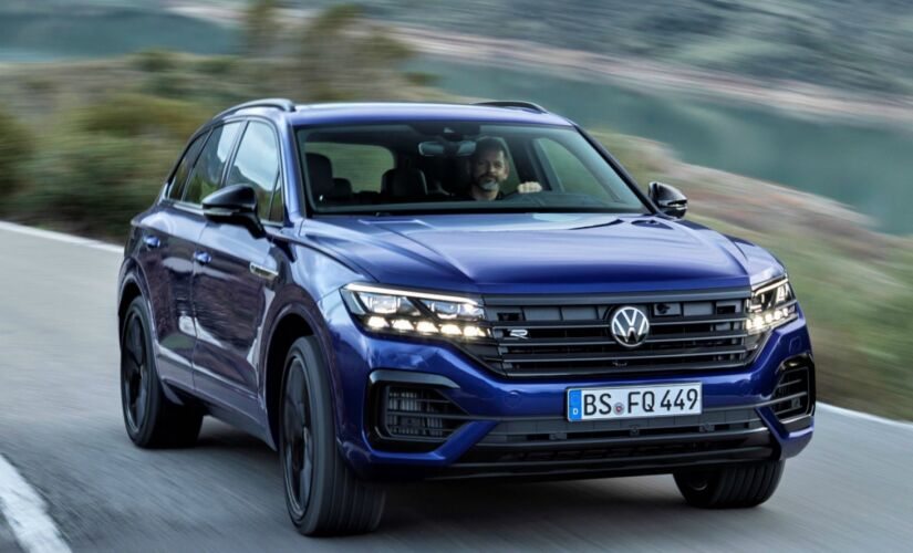 O Touareg R Hybrid tem motor a combustão e bateria de lítio
