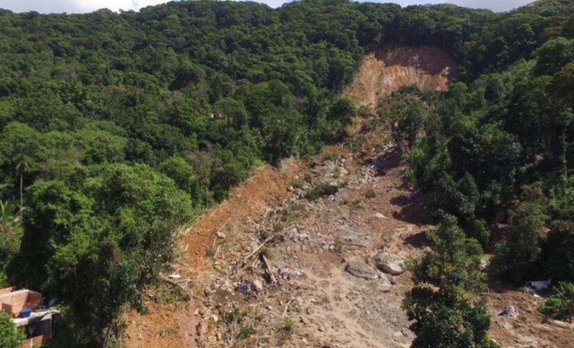 Situação do Morro Barreira do João Guarda, em Guarujá, após deslizamento de terra