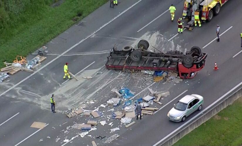 Caminhão tomba na Rodovia dos Bandeirantes