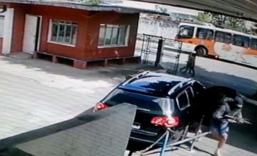 Criminoso armado sai de carro