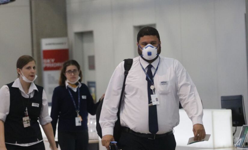 Para proteção, funcionários e passageiros adotam o uso de máscaras e luvas