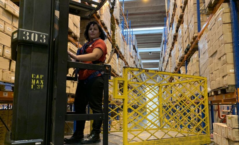 Raquel dos Santos Pereira dirige uma m&aacute;quina selecionadora a cerca de 12 metros de altura