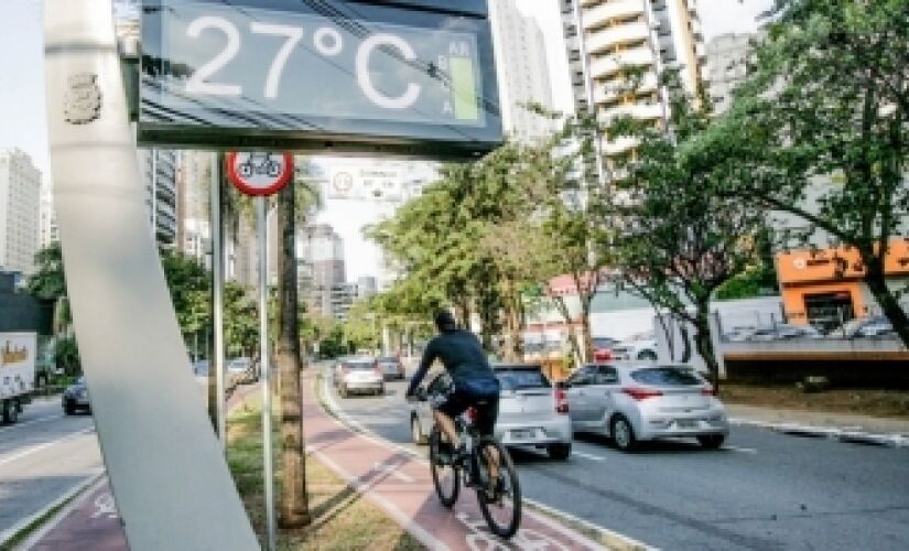 O calor na reta final do verão contrasta com o restante da estação